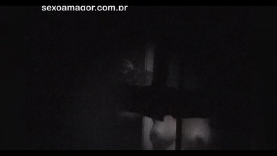 Si Blondie ay lihim na nakunan ng video ng isang voyeur ng kapitbahayan na nakatago sa likod ng mga guwang na brick